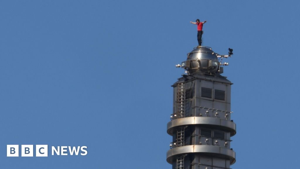 Alex Honnold scales 101-floor skyscraper without safety gear