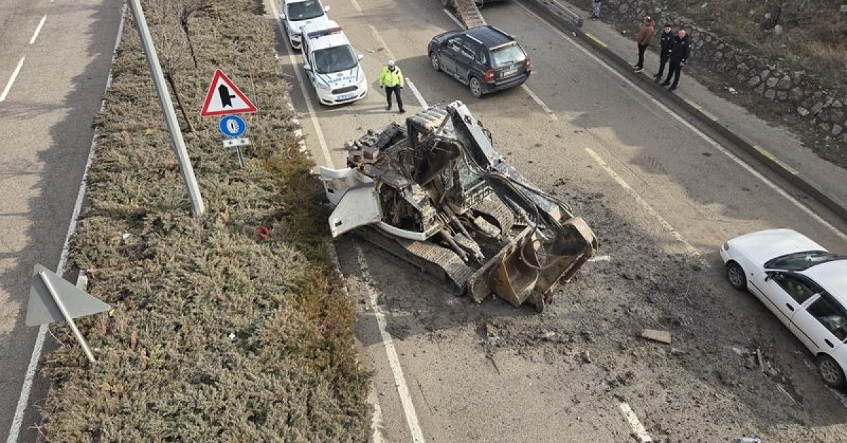 Son dakika: Ankara’da facianın eşiğinden dönüldü! TIR’daki kepçe köprüye takılıp yola düştü
