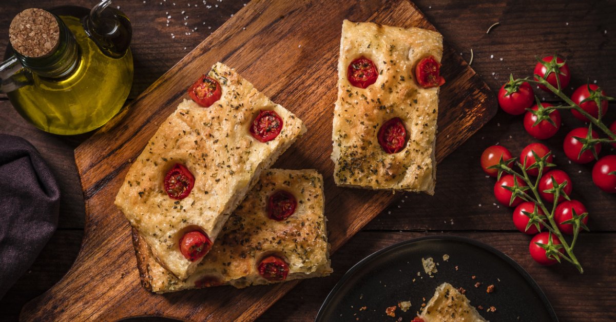 Sadece 5 malzeme ile harikalar yaratın! Dışı çıtır içi yumuşacık orijinal İtalyan focaccia ekmeği nasıl yapılır?