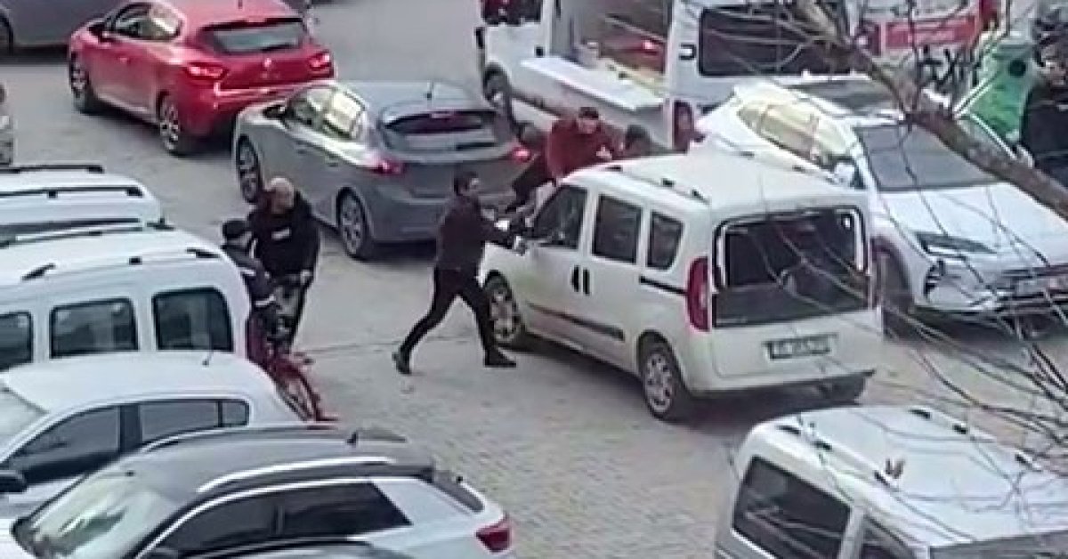 Polis merkezi önünde sürücüye saldırdılar!