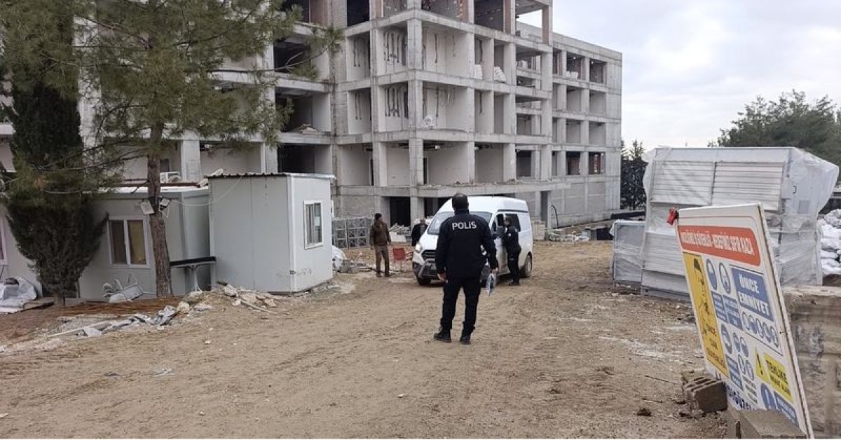 Son dakika: İş makinesi ile duvar arasında sıkışan işçi yaşamını yitirdi