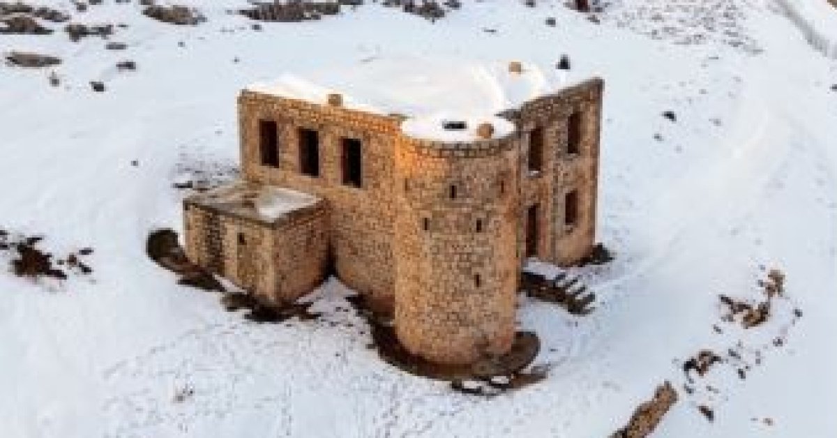 Mardin’de beyaza bürünen tarihi karakol, havadan görüntülendi
