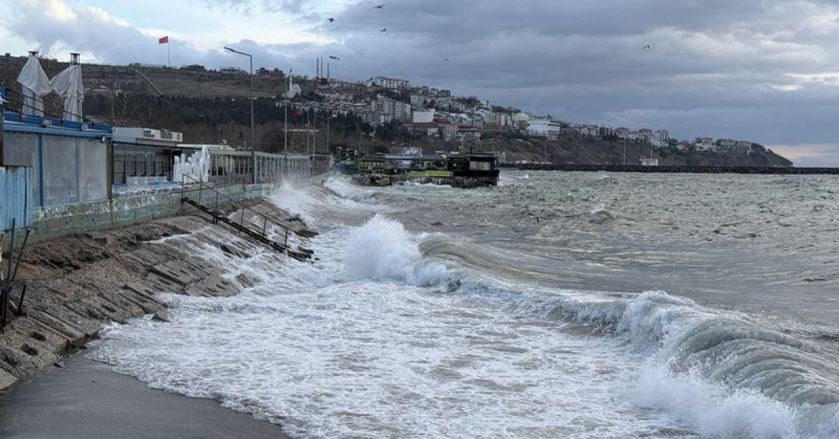 Son dakika: Saatte 50 kilometreye ulaşan fırtına ulaşıma engel oldu