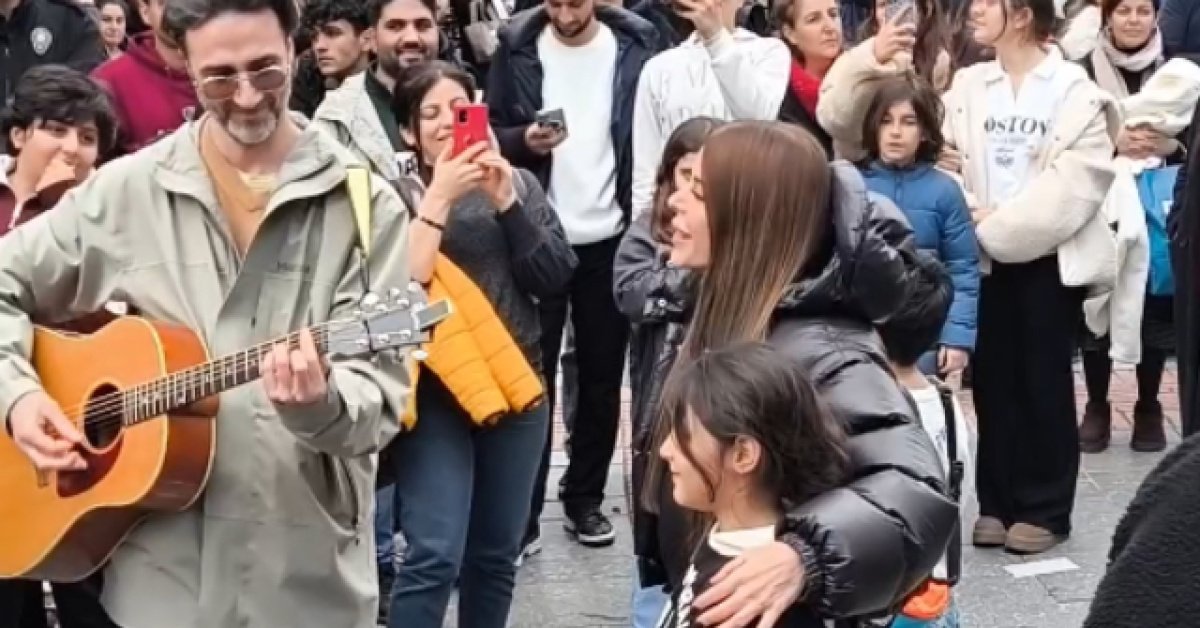 Simge Sağın’dan sokakta prova