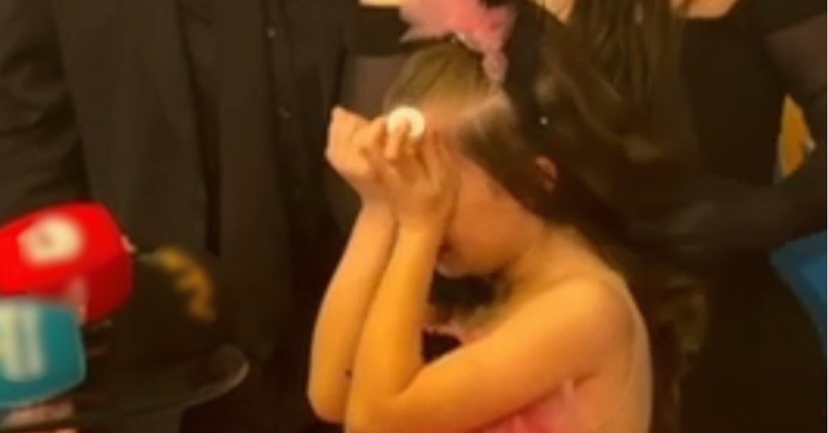 ‘Mutluyuz Mu?’ galasında İbrahim Büyükak ve Yasemin Sakallıoğlu’ndan gözyaşlarına boğulan Damla Çolak’a teselli