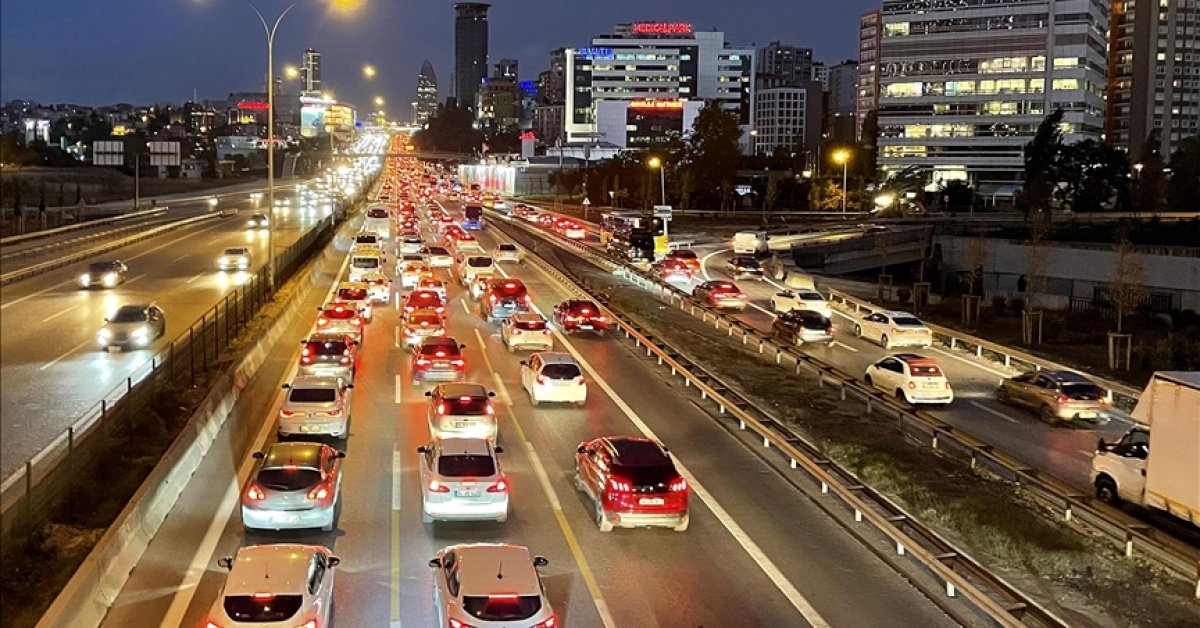 İstanbul’da akşam saatlerinde trafik yoğunluğu yüzde 85’e çıktı