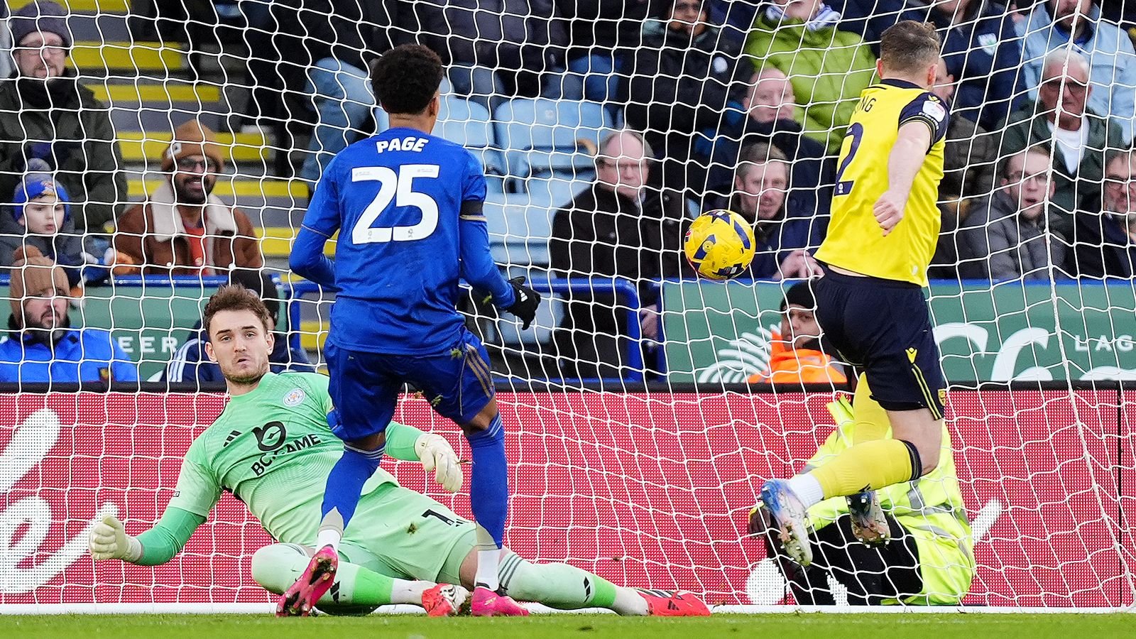Leicester trail Oxford! QPR lead Wrexham & Ipswich being held – EFL LIVE!