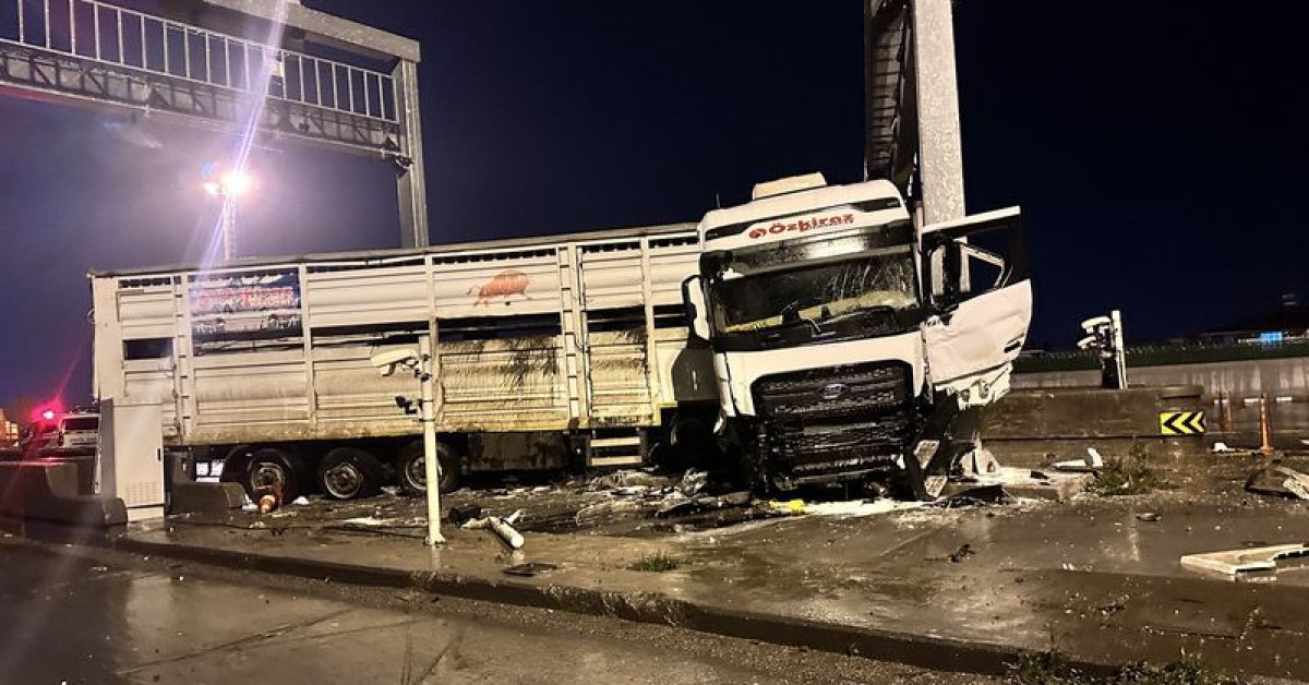 Hatay’da otoyol gişelerinde direğe çarpan TIR’da yangın çıktı