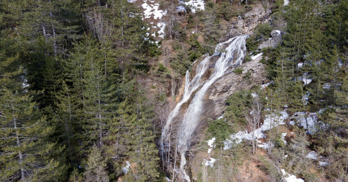 Karların erimesiyle oluşan ‘kar şelalesi’ görsel şölen sunuyor