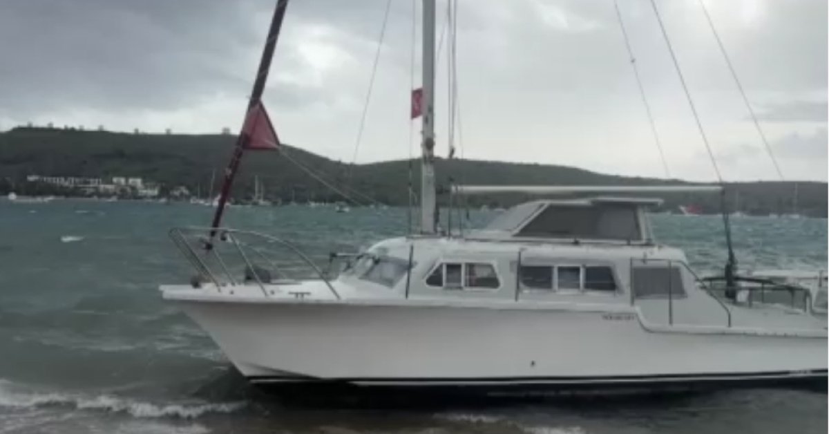 Bodrum’da fırtına; tekneler karaya oturdu, feribot seferi iptal edildi