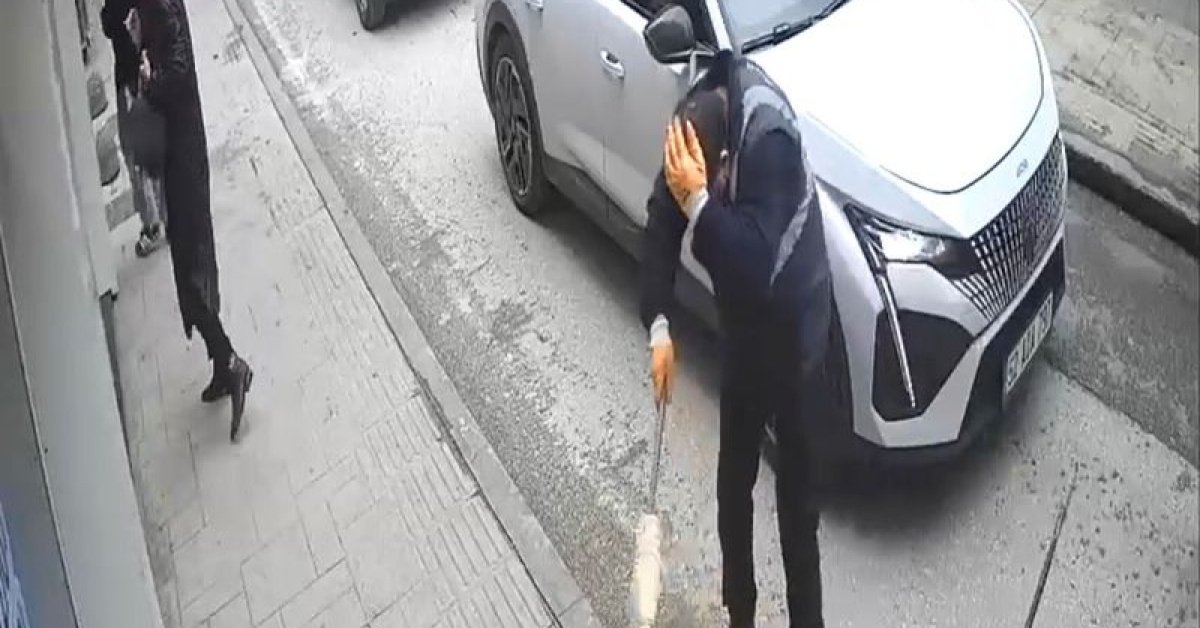 Kafasına tabela düşen temizlik işçisi yaralandı… O anlar güvenlik kamerasında