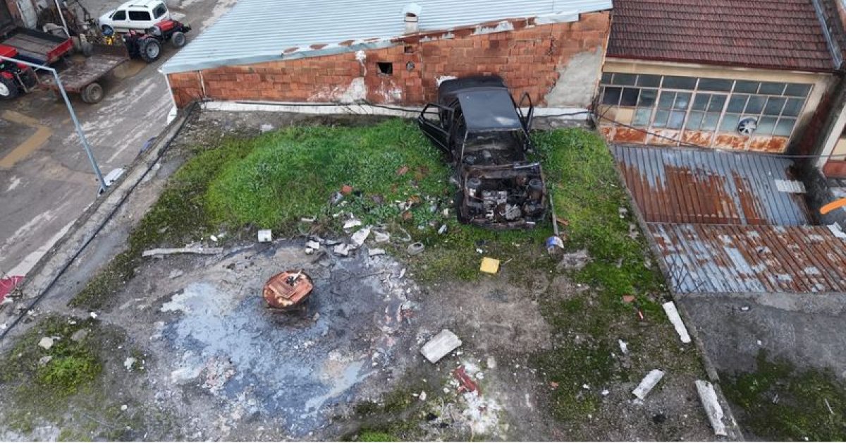 Çatı akınca yukarı çıktı, otomobil buldu!