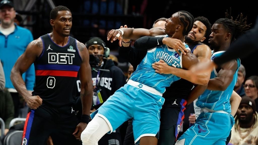 Four players tossed after brawl in Pistons-Hornets game