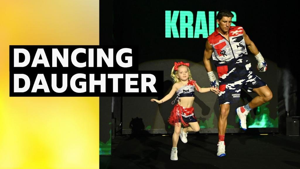 Boxer does synchronised dance with daughter during ringwalk