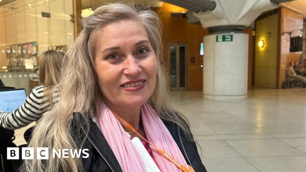 Bus driver who was sacked for punching thief protected me, says theft victim